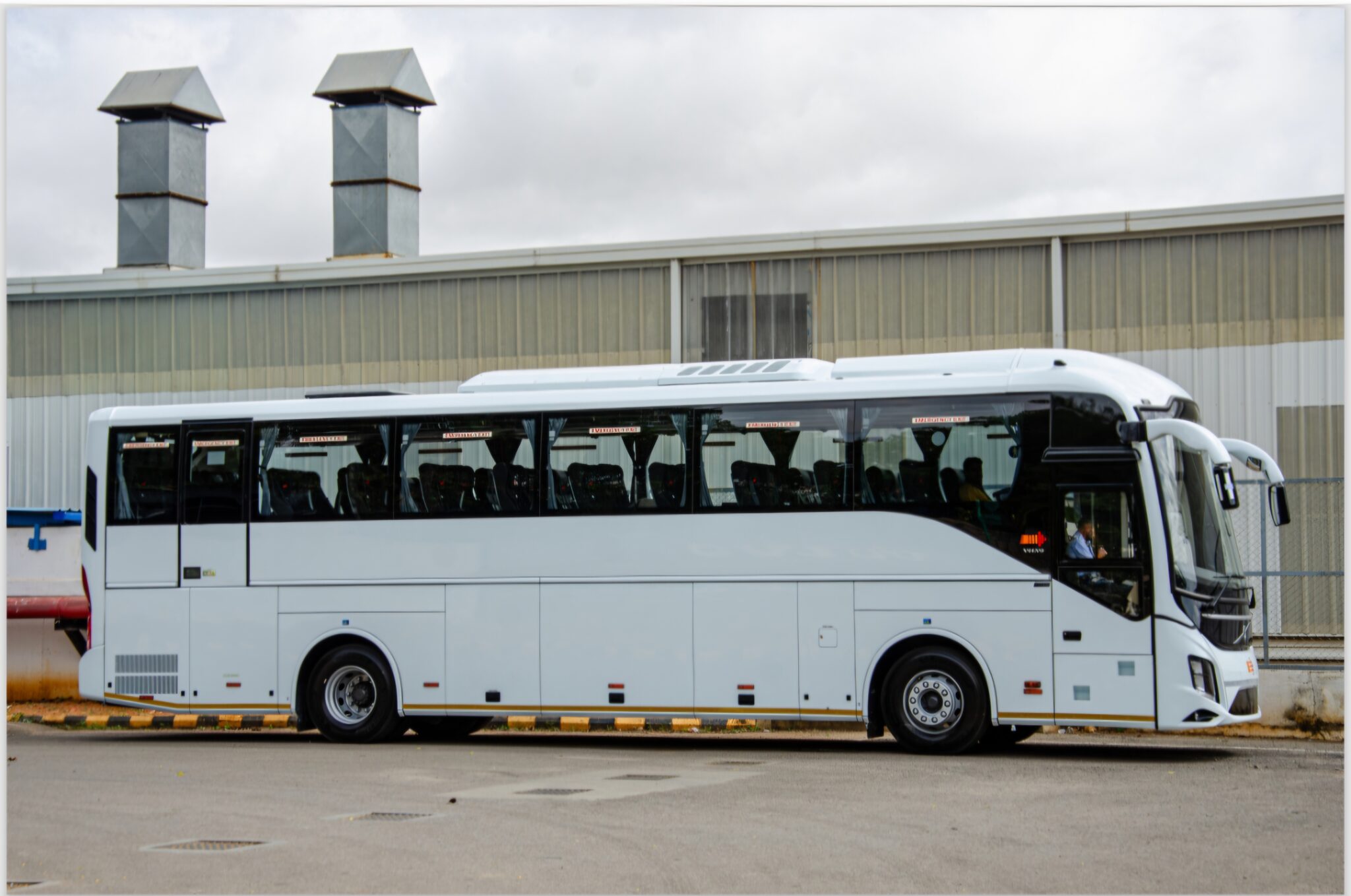 volvo bus on rent in noida