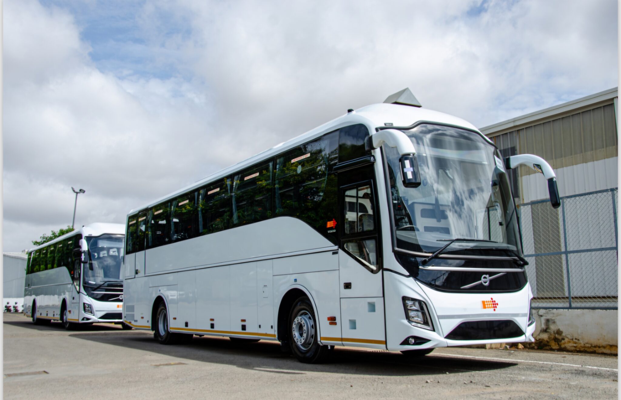 luxury volvo bus on rent in greater noida