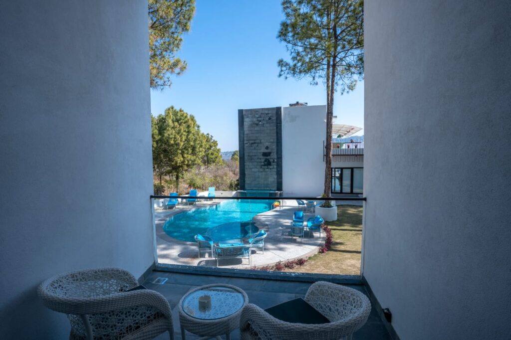 Resort in Kasauli with swimming pool